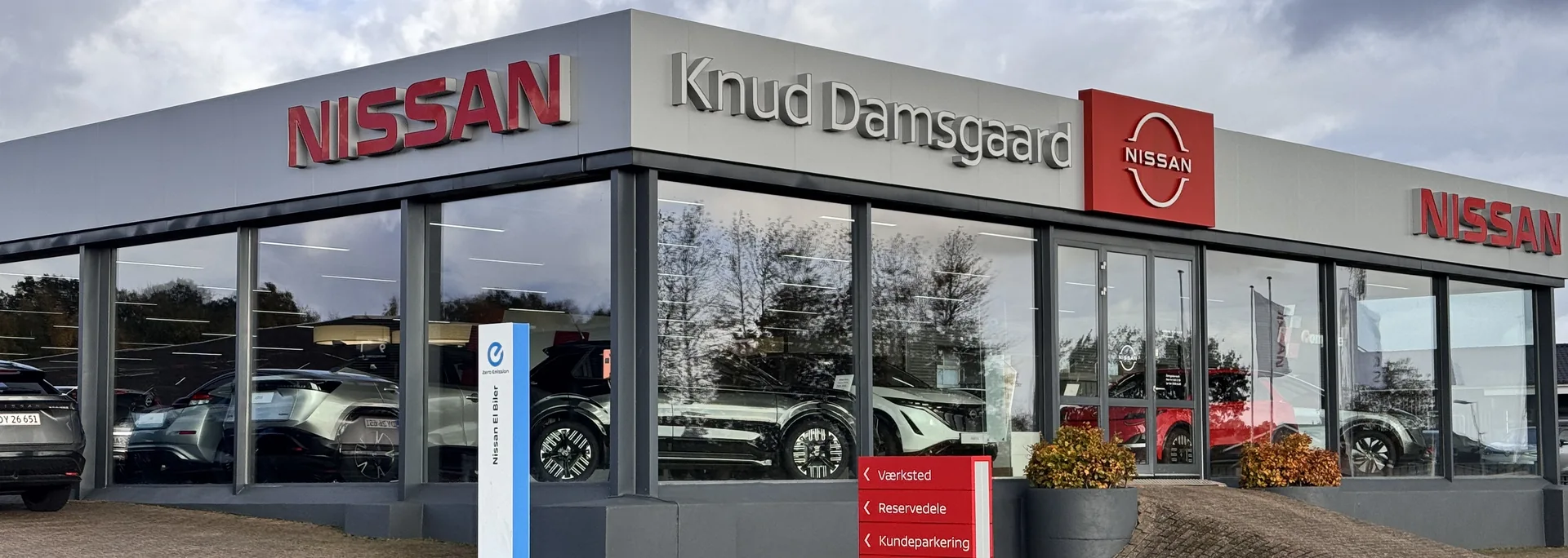 Bygningen på Langvadbjergvej med Nissan og Knud Damsgaard skilte